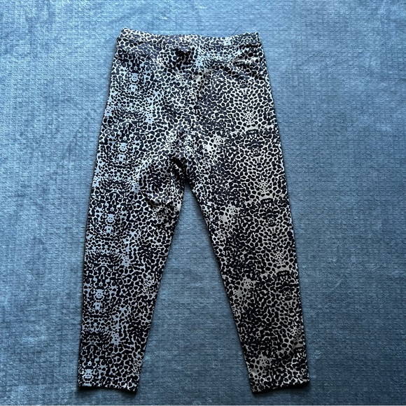 LIVE THE PROCESS Leopard Print Athletic Cropped Leggings Capris Animal Print M - Picture 10 of 14